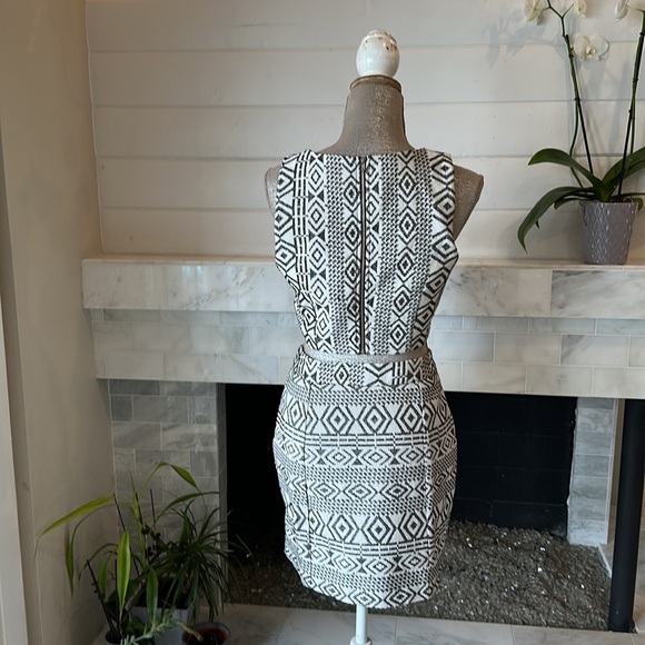 Quinn Geo Print Cutout Crop Top & Zippered Skirt Set Size Medium - Picture 6 of 15